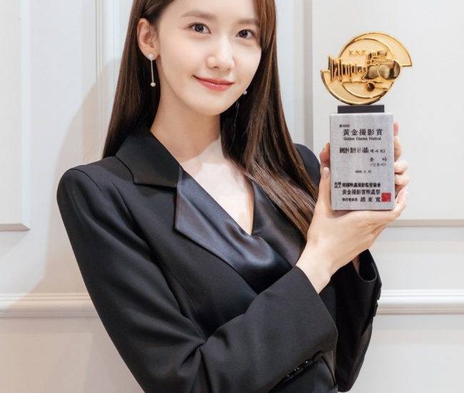 YoonA De Girls Generation ganadora del premio a la popularidad en el '40th Golden Film Festival'