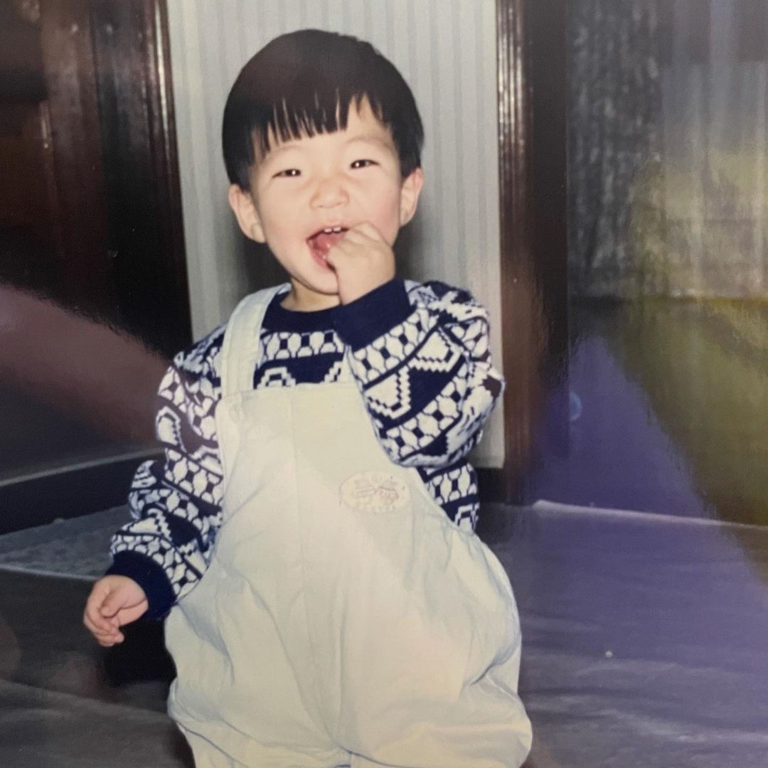 Hwang In Yeop cautiva a sus fans con dulces fotos de la infancia