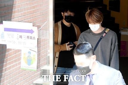 Capturan a RM, Jimin, Suga y Jin realizando el sufragio para alcalde de Seúl