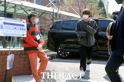 Capturan a RM, Jimin, Suga y Jin realizando el sufragio para alcalde de Seúl