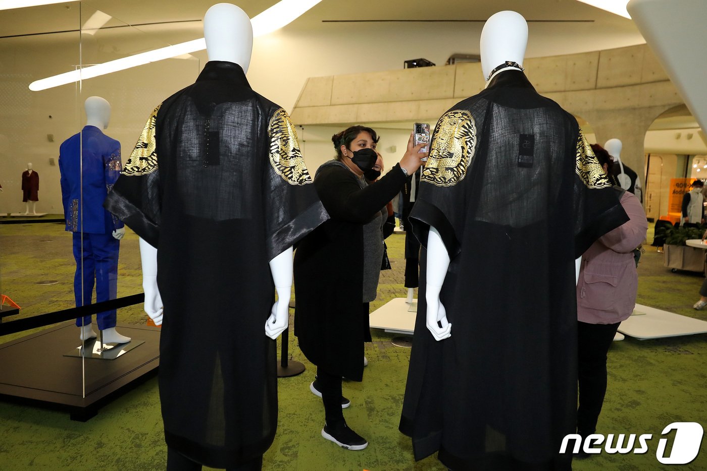 Los trajes usados por J-Hope y Suga de BTS en idol son exhibidos en la 'Semana de la Cultura Hanbok' en Seúl