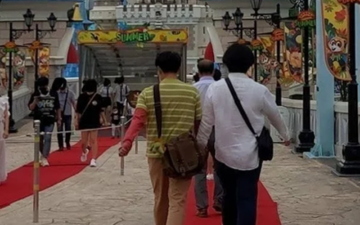 Interpretando a 'Moon Sang Tae', actor acompaña a joven con discapacidad a parque de diversiones