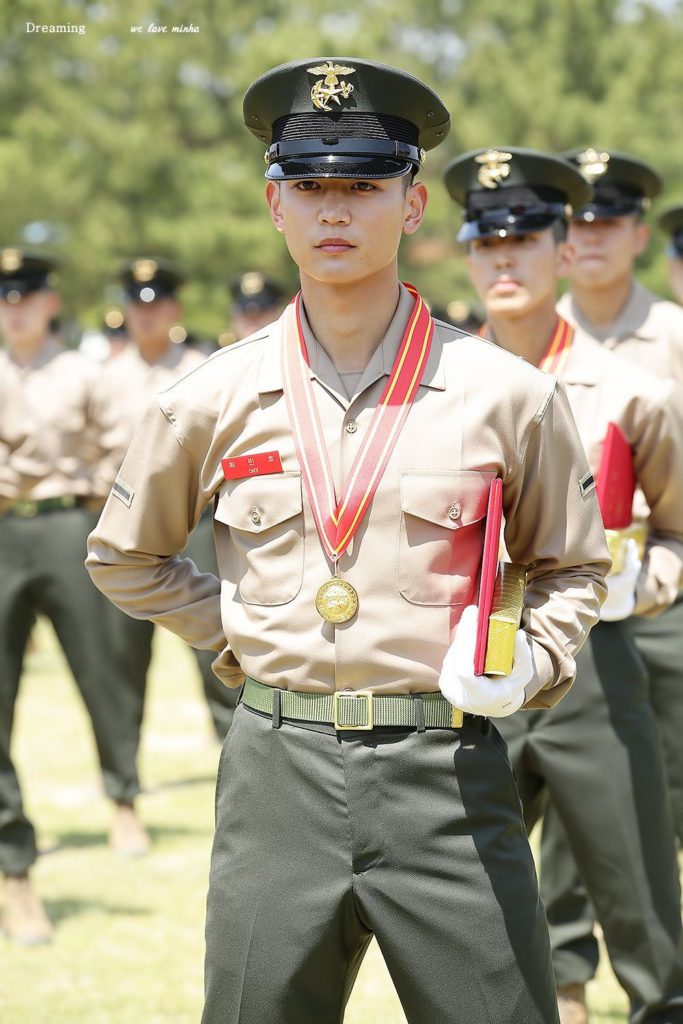 Top 10: Idols que lucen increíbles con uniforme militar