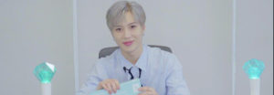 Taemin realiza el unboxing del lightstick de SHINee