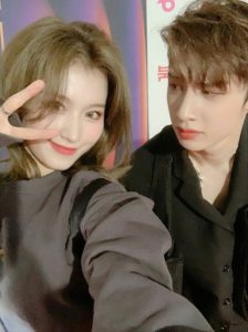 Cinco momentos de Sana (Twice) e Bang Chan (Stray Kids) provando serem grandes amigos