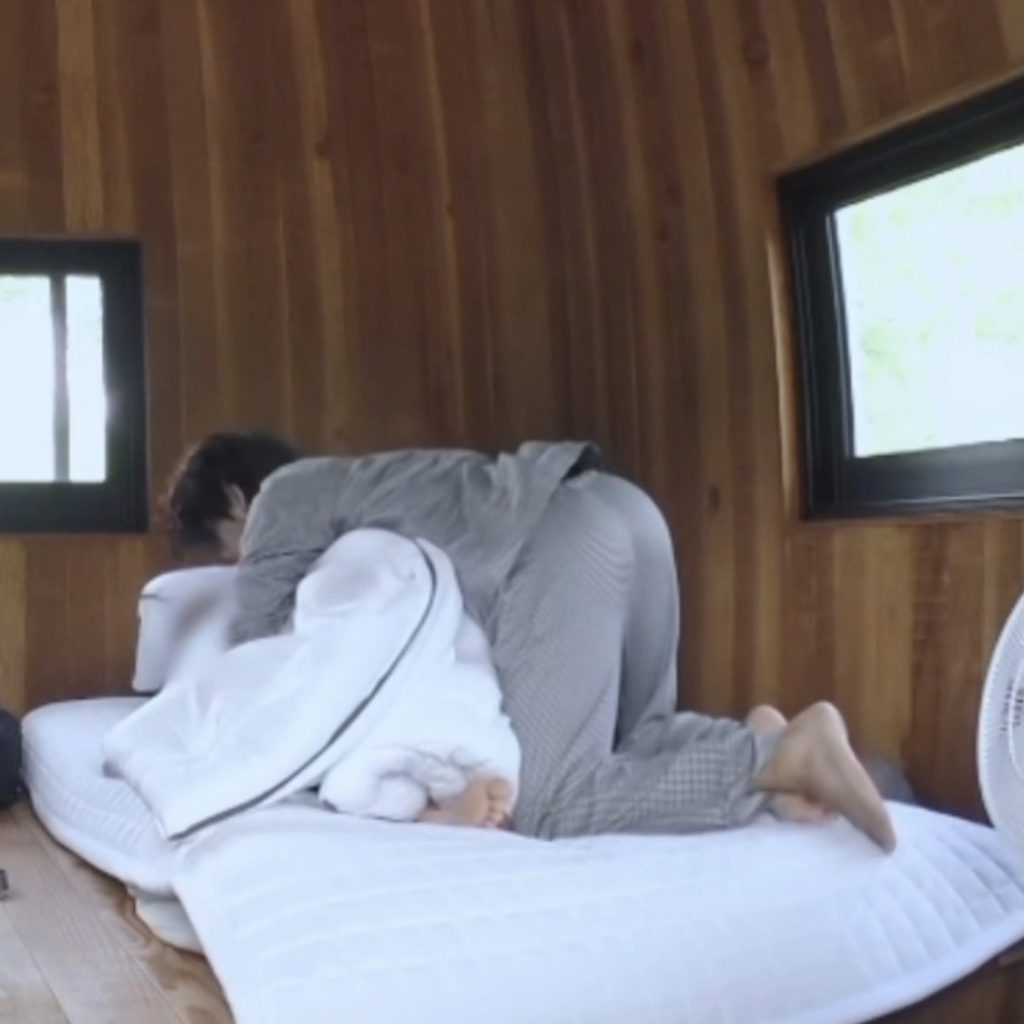 El encantador momento de V y Jungkook durmiendo juntos enloquece a ARMY
