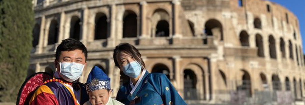 Coreana vistiendo hanbok en Italia