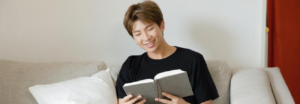 Encuentran una nota escrita por RM de BTS en los libros que donó recientemente
