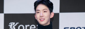 Jo Kwon rompe estereotipos al usar sus tacones rojos en los 'Korea Musical Awards'