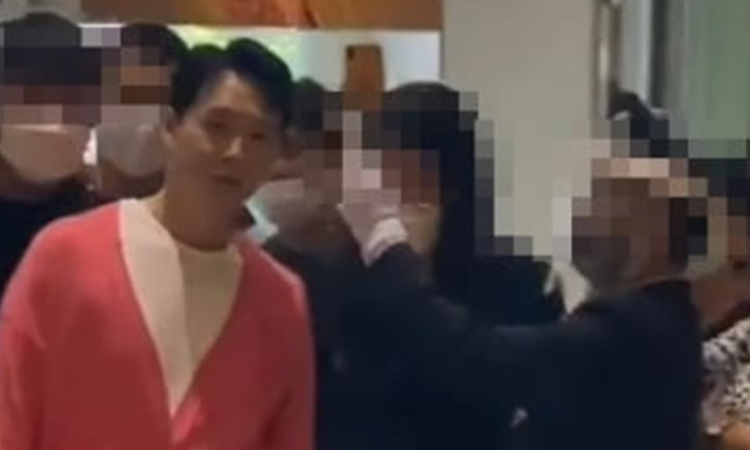 Park Yoochun es visto en el aeropuerto de Tailandia sin cubrebocas