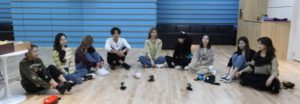 Twice y Rain comparten divertido momento jugando 'Among Us' en la vida real