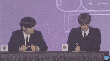 Qué estaba escribiendo Jin durante la conferencia de prensa? ¡ARMY tiene  sus teorías! | KPOPLAT