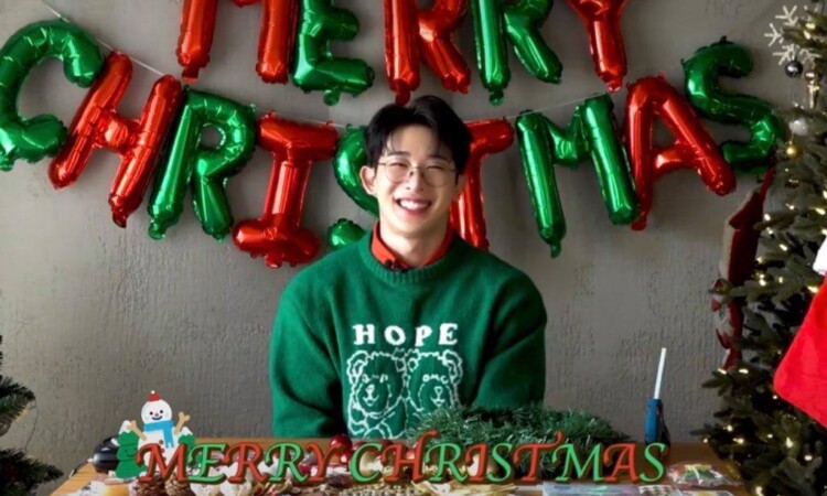 Wonho aparece como un regalo de Navidad