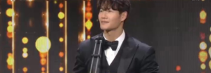 Los fans muestran su amor a Kim Jong Kook por ganar el Daesang
