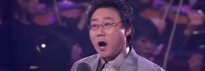 O barítono coreano Choi Hyun Soo executou com maestria "Adoro" de Armando Manzanero