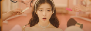 IU regresa con el fascinante MV de 'Celebrity'