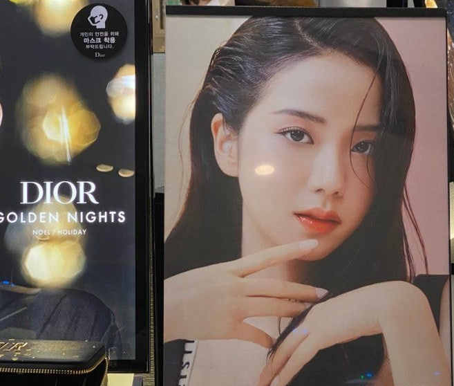 BLACKPINK se apodera de los grandes almacenes con sus anuncios de maquillaje