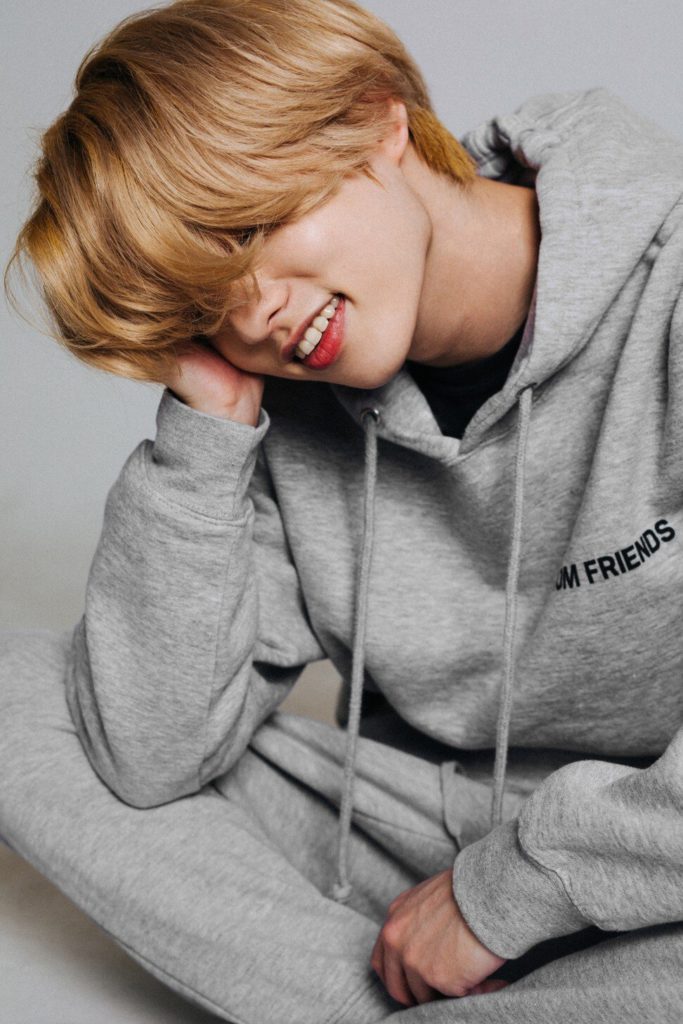 Jae de DAY6 presenta su línea de ropa "From Friends" + revela la importancia de prestar atención a la salud mental