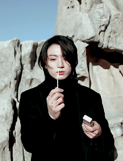 Jungkook de BTS impresiona con su cabello largo a los netizens en nuevo video de 'Winter Package'
