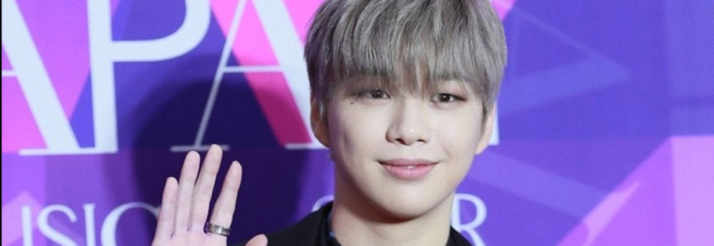 Netizen impactados con el cabello de Kang Daniel con el color ceniza en los 2020 APAN Music Awards