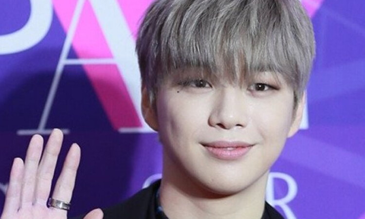 Netizen impactados con el cabello de Kang Daniel con el color ceniza en los 2020 APAN Music Awards