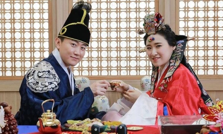 Encuesta revela el perfil ideal que coreanos y coreanas buscan en la persona con la que se quieren casar