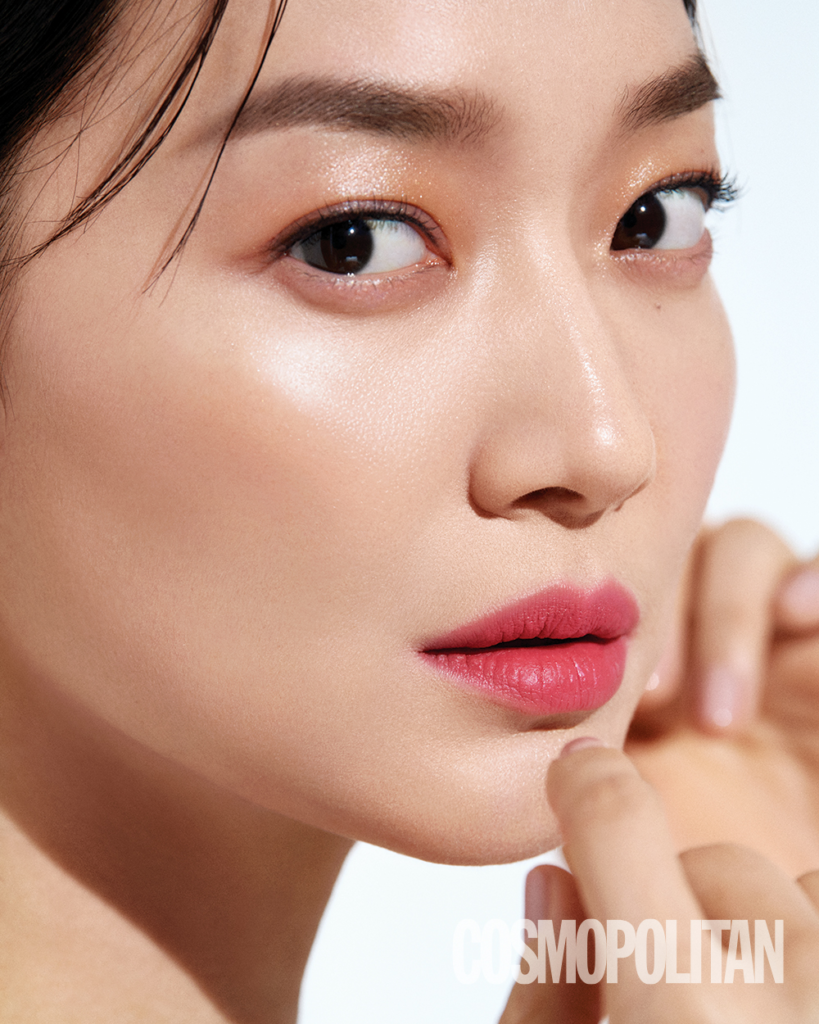 Actriz Shin Min Ah hace alarde de su belleza en la portada de la revista Cosmopolitan