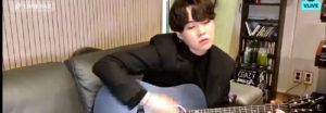 Suga do BTS revela porque aprendeu a tocar guitarra