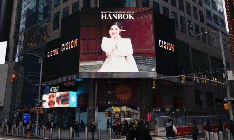 Aparece anuncio publicitario que promociona el hanbok en Times Square