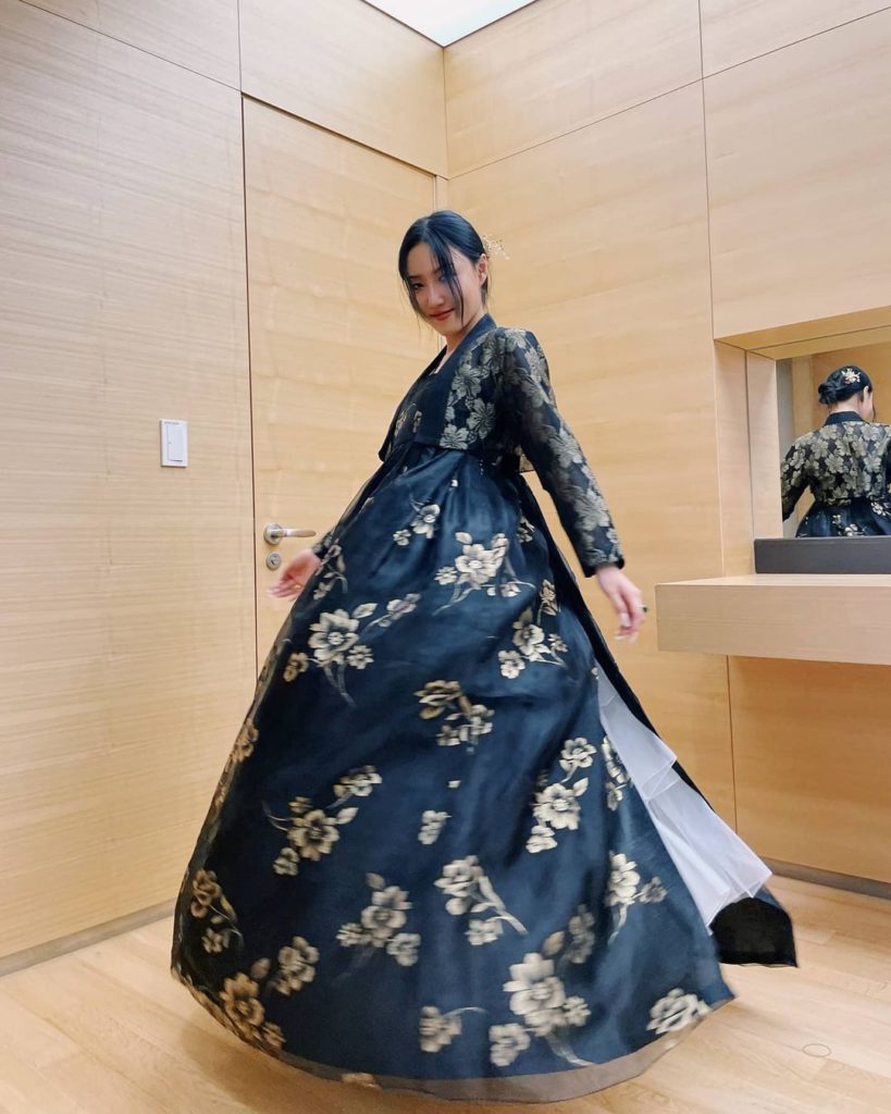 Hwasa de MAMAMOO luce como la realeza en sus nuevas fotos con Hanbok