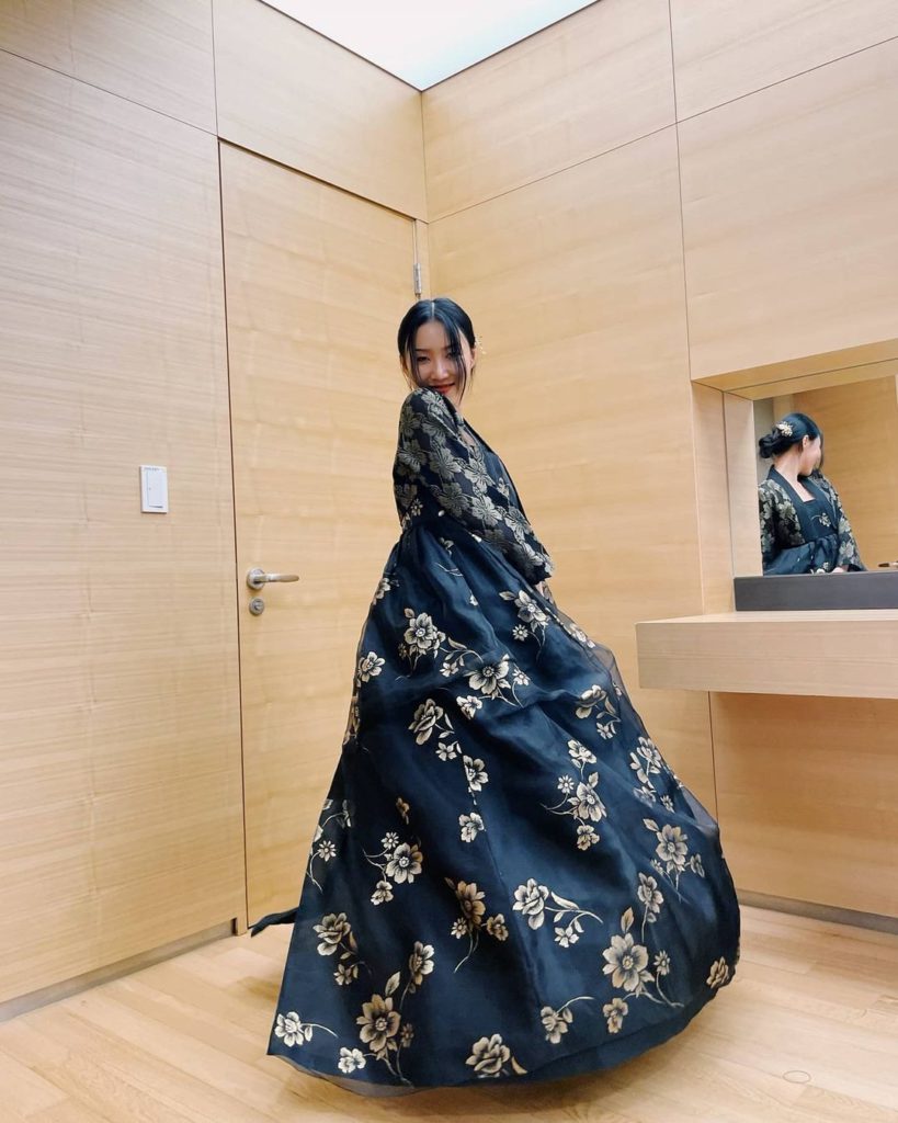 Hwasa de MAMAMOO luce como la realeza en sus nuevas fotos con Hanbok