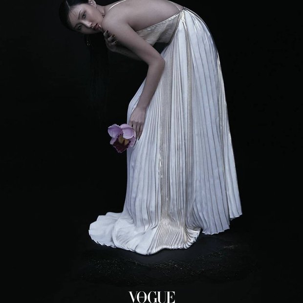 Hwasa de MAMAMOO luce sexy y elegante para Vogue Korea
