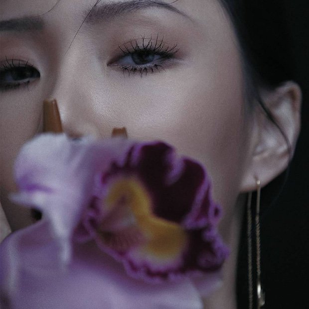 Hwasa de MAMAMOO luce sexy y elegante para Vogue Korea