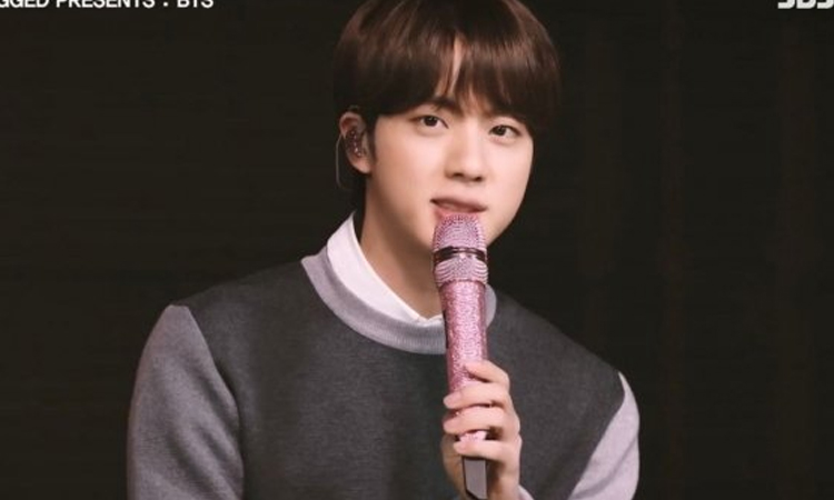 Jin de BTS nuevamente conquista a los locales como el chico de micrófono rosa