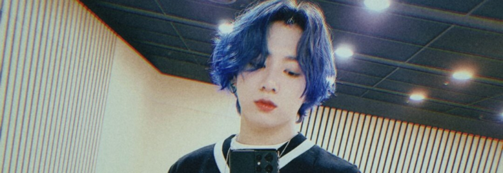Jungkook de BTS enloquece a ARMY con su nuevo cabello azul