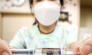 300 trabajadores médicos reciben las primeras vacunas de Pfizer contra COVID-19 en Corea del Sur