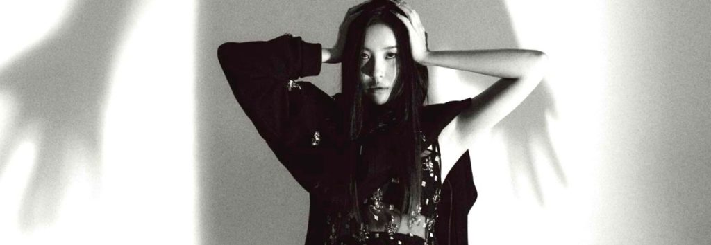 Sunmi luce elegante en negro para la revista Vogue Korea