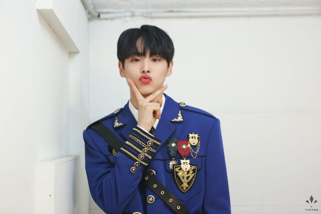 ByungChan de VICTON es elegido como el idol que luce más guapo en uniforme