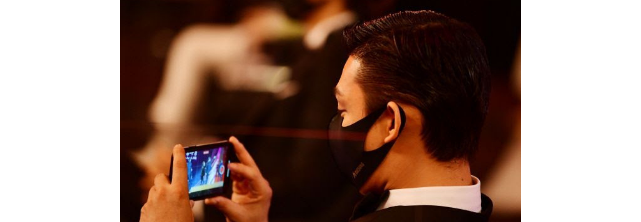 Actor Yoo Ah In muestra ser un fanático de MONSTA X en los Blue Dragon Film Awards