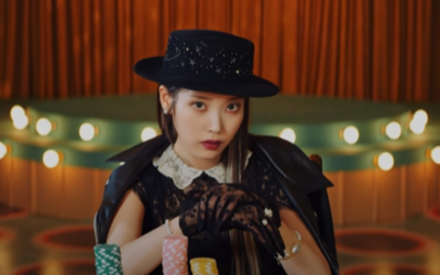 IU es una jugadora profesional en el vídeo musical de 'Coin'