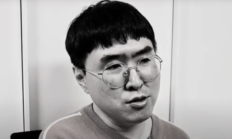 El competidor gay de 'Superstar K' Park Woo Sik sufre asalto por un anti-fan