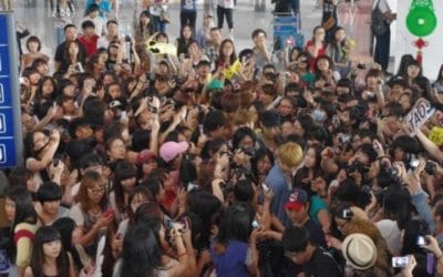 Fans siguen a EXO en aeropuerto