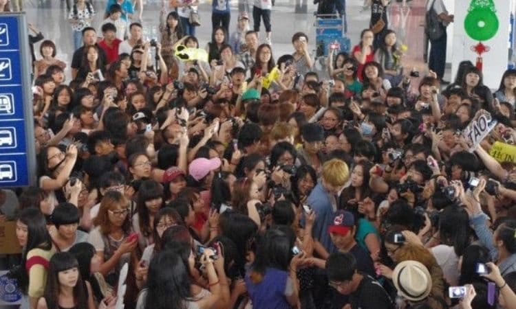 Fans siguen a EXO en aeropuerto
