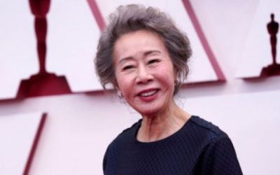 Actriz coreana Youn Yuh Jung en la alfombra roja de los Oscars 2021