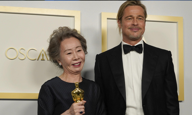 Esto es lo que le dijo Yoon Yeo Jung sobre Brad Pitt en los Oscar 2021