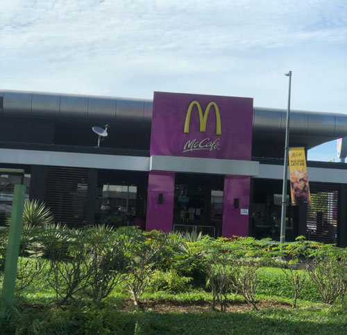Las tiendas de McDonald's se tiñen de púrpura antes del lanzamiento su colaboración con BTS