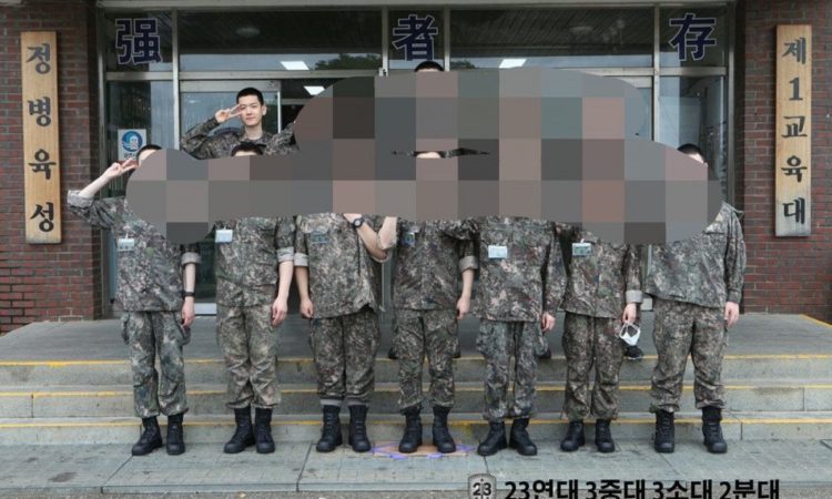 Se revelan las primeras fotos de Baekhyun de EXO en su servicio militar