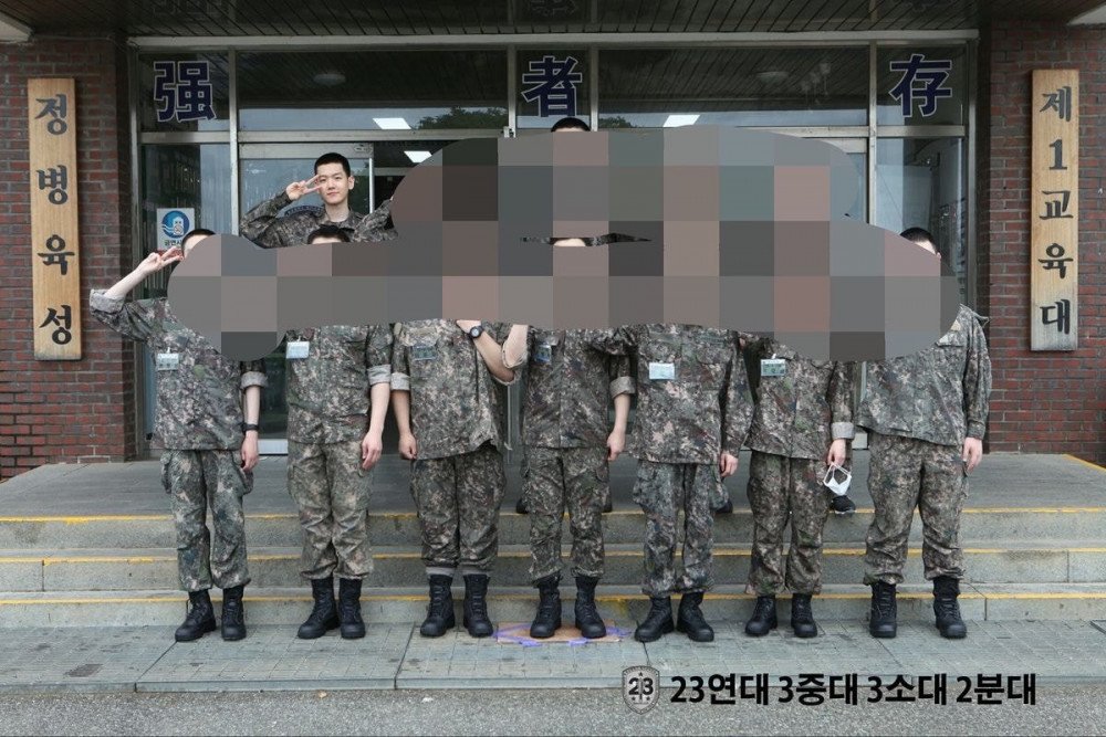Se revelan las primeras fotos de Baekhyun de EXO en su servicio militar