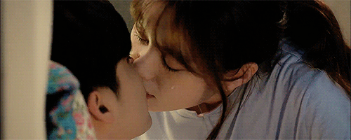Naturalmente, besar bajo la lluvia debe incluirse en un típico beso de K-Drama; besar bajo la luz del sol no es tan emocionante, después de todo.