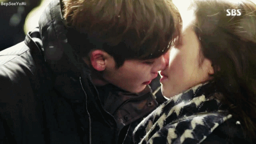 Los 7 mejores besos de Lee Jong Suk que te harán envidiar a la actriz
